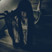 ［閲覧注意］薄暗い階段を這い降りて掴みかかろうとする女性の写真