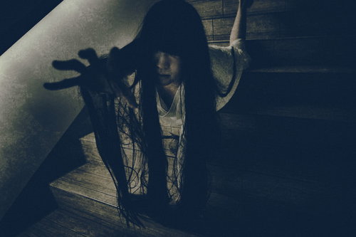 ［閲覧注意］薄暗い階段を這い降りて掴みかかろうとする女性