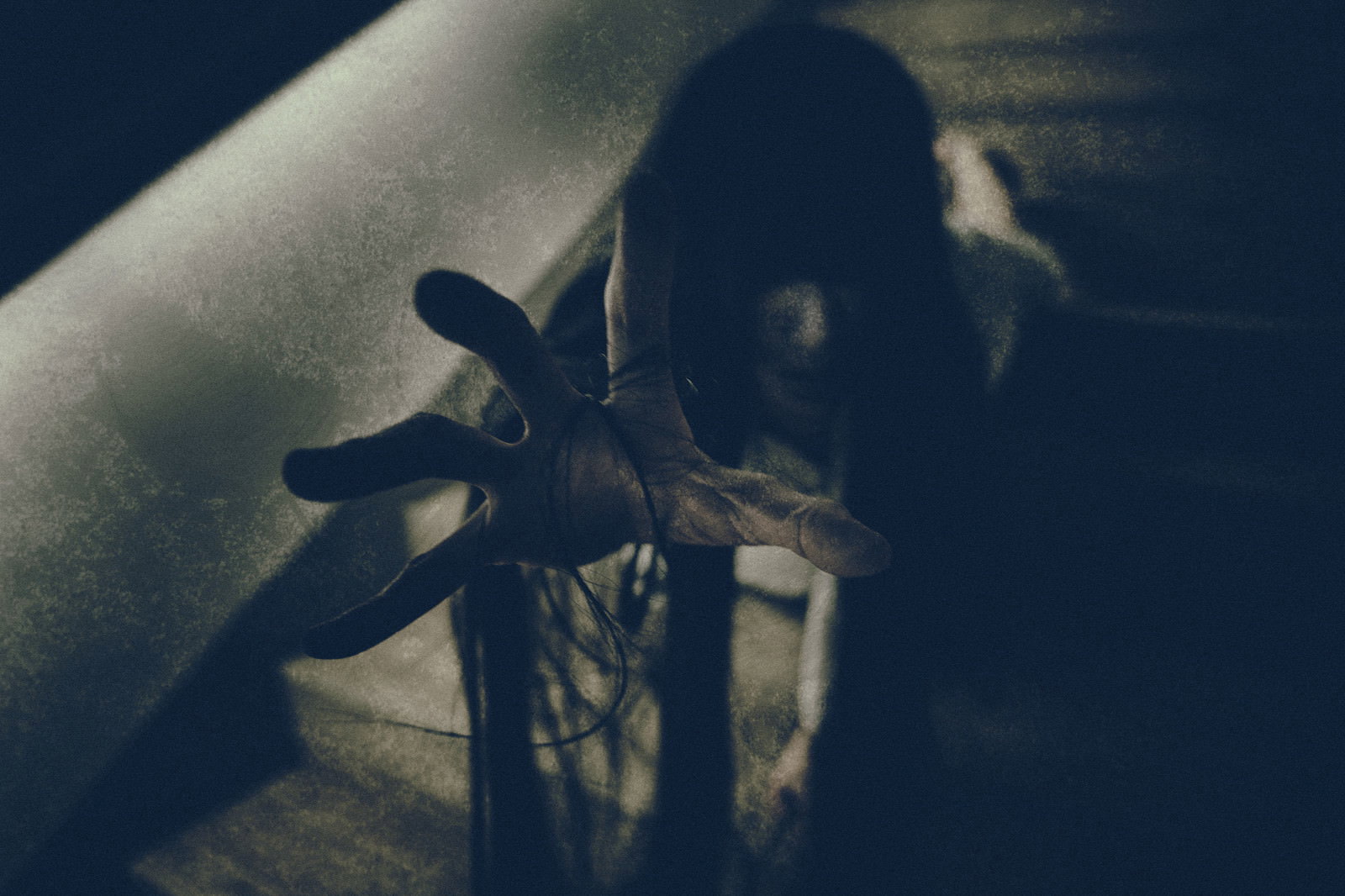 薄暗い階段で手を伸ばす黒髪の怨霊［モデル：緋真煉］