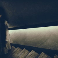 失恋で落ち込み階段に座り込む幽霊女性の怨念の写真