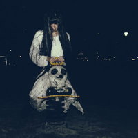 夜間の公園でパンダの遊具の前に立つ不気味な女性の写真