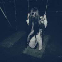 暗闇で失恋の悲しみに揺られる白い衣装の女性の写真