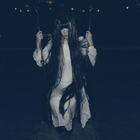 お化け役の面接に落ちたSADAKOがブランコに座るシルエットの写真