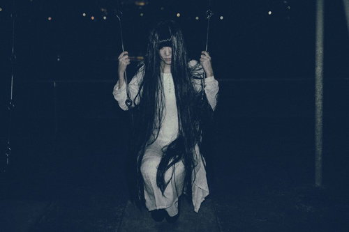 お化け役の面接に落ちたSADAKOがブランコに座るシルエット