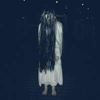 真夜中に裸足で徘徊する女性の写真