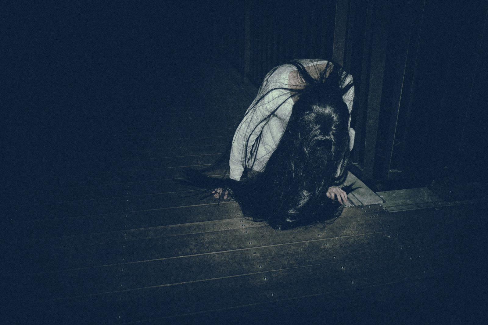 床にうずくまり頭を抱える白い羽織の女性［モデル：緋真煉］