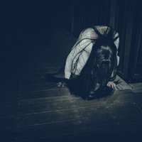 気分が悪くうずくまる女性（？）の写真