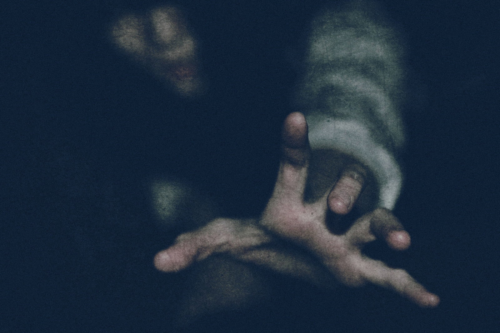 暗闇の中から伸びる手のホラー写真［モデル：緋真煉］
