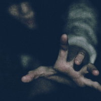暗闇から伸びる手で奪い返そうとする怨念と呪いの写真