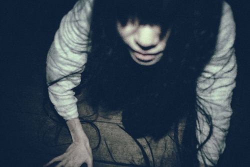 暗闇の中で急接近する髪の長い女性が這い上がる恐怖シーン