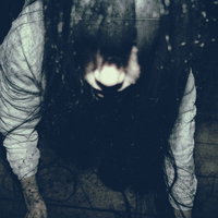 恐ろしい形相で見上げる這い蹲る女性の呪いの写真
