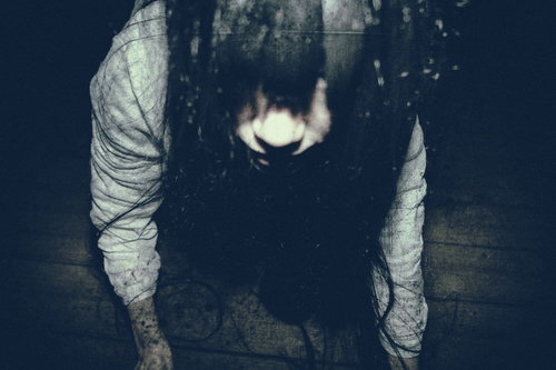 恐ろしい形相で見上げる這い蹲る女性の呪い