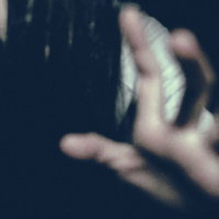 暗闇から現れ掴みかかろうとする女性のシルエットの写真