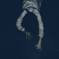 呪いのビデオを再生した結果、暗闇で這いつくばって近づく女性の写真