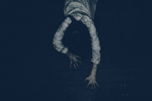 呪いのビデオを再生した結果、暗闇で這いつくばって近づく女性