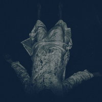 真夜中に横たわる女性の恐怖シーン 暗闇の呪いの写真