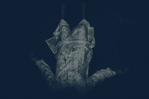 真夜中に横たわる女性の恐怖シーン 暗闇の呪い