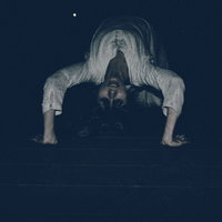 悪魔にとり憑かれ暗闇の中ブリッジで追いかけてくる女性の写真