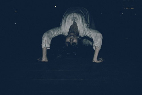 悪魔にとり憑かれ暗闇の中ブリッジで追いかけてくる女性