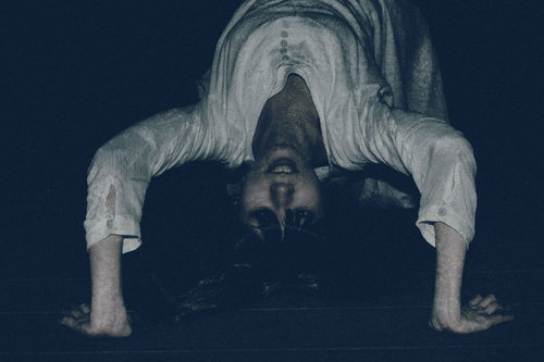 ブリッジしながら怨めしい顔で追いかけてくる女性