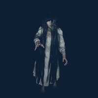 やっと見つけた獲物を逃すまいと近づく不気味な白衣の女性の写真