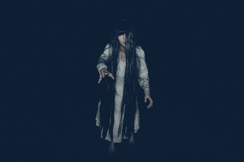 やっと見つけた獲物を逃すまいと近づく不気味な白衣の女性