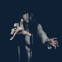 不気味に徘徊する女性に捕まれバッドエンド間近の写真