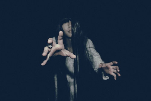 不気味に徘徊する女性に捕まれバッドエンド間近