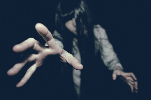 未練を残し現世にしがみつこうとする亡霊の女性