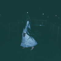真夜中に髪の毛を振り乱す裸足の女性の幽霊の写真