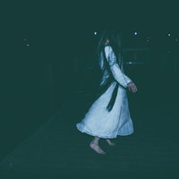 白いワンピースを着た髪の長い女性の不気味な姿の写真