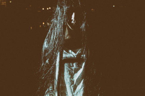 暗闇の中からずっとこちらを見つめる長い髪の女性