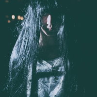 徘徊する不気味な女性と目が合う瞬間、長く垂れた黒髪に隠された表情の写真