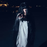 暗闇から誘う白い衣装の女性 - 幽霊のホラーの写真