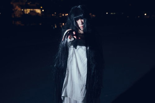 暗闇から誘う白い衣装の女性 - 幽霊のホラー