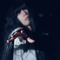 暗闇で呪いをかける女性の怨念が漂う不気味な心霊の写真