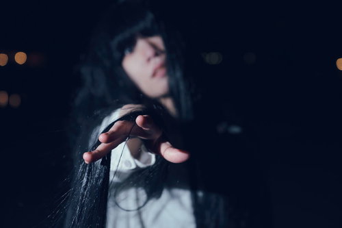 暗闇で呪いをかける女性の怨念が漂う不気味な心霊