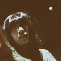 暗闇の中で叫ぶ女性：呪いと怨念に苦しむ恐怖表現の写真