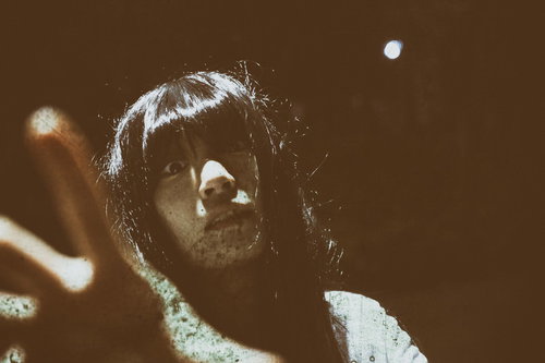 暗闇の中で叫ぶ女性：呪いと怨念に苦しむ恐怖表現