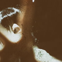 捕まったら最後、暗闇で不気味な表情を浮かべる女性の写真
