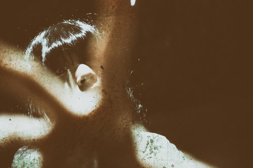 捕まったら最後、暗闇で不気味な表情を浮かべる女性