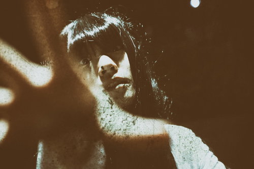 暗闇から見つめるみぃつけたぁ～不気味な女性の瞳と表情～