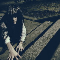 石畳の上で這い蹲りながらこちらを覗く幽女の写真