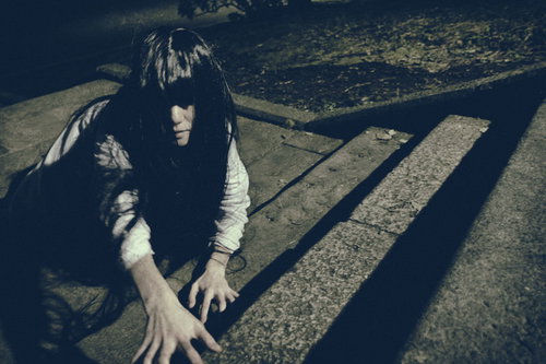 石畳の上で這い蹲りながらこちらを覗く幽女