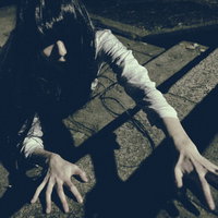 階段に落としたものを死に物狂いで探す彼女の一部始終の写真