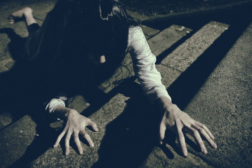 石畳の階段を大きな鍵盤と勘違いした疲れ気味のピアニスト