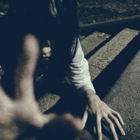 石畳の階段から命を掴み取ろうとする恐ろしい女性の写真