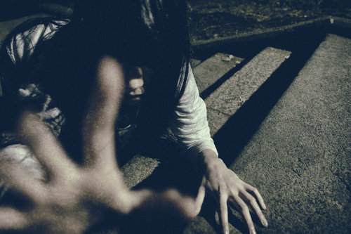 石畳の階段から命を掴み取ろうとする恐ろしい女性