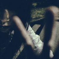 暗闇の中で撮影を全力で拒む亡霊の女性の怖い映像の写真