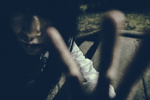 暗闇の中で撮影を全力で拒む亡霊の女性の怖い映像